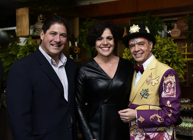 Carlos Buzatti e Andréia Fontana com o colunista João Pulita, em sua tradicional feijoada beneficente, em Caxias do Sul   