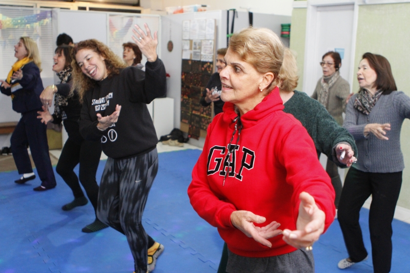 Espaço Viva Club, em Porto Alegre, promove aulas de dança voltadas para pessoas com mais de 60 anos