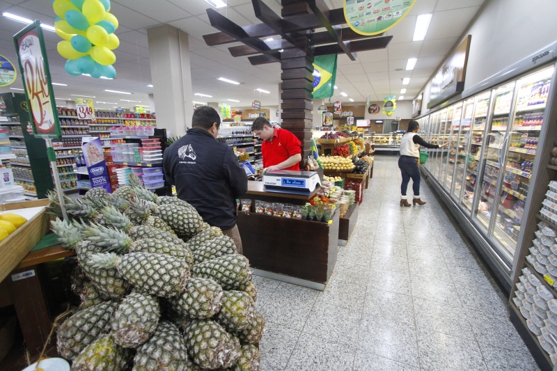 A melhora será puxada pelos segmentos que vendem bens essenciais, como supermercados