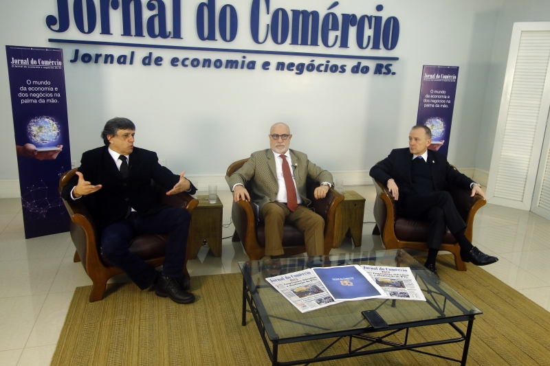 Longo (Agas), Pereira (ACPA) e Debus (CDL-POA) foram entrevistados por editores do JC