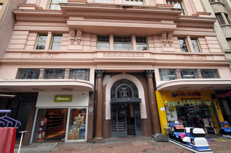 {'nm_midia_inter_thumb1':'https://www.jornaldocomercio.com/_midias/jpg/2018/06/26/206x137/1_mgr260618clube_do_comercio019-8379748.jpg', 'id_midia_tipo':'2', 'id_tetag_galer':'', 'id_midia':'5b32602bf324c', 'cd_midia':8379748, 'ds_midia_link': 'https://www.jornaldocomercio.com/_midias/jpg/2018/06/26/mgr260618clube_do_comercio019-8379748.jpg', 'ds_midia': 'Fachada do Clube do Comércio, na rua dos Andradas', 'ds_midia_credi': 'MARCELO G. RIBEIRO/JC', 'ds_midia_titlo': 'Fachada do Clube do Comércio, na rua dos Andradas', 'cd_tetag': '1', 'cd_midia_w': '800', 'cd_midia_h': '533', 'align': 'Left'}