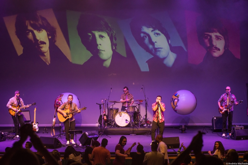 Artistas tocam as músicas mais famosas do quarteto de Liverpool, com vídeos e animações ao vivo