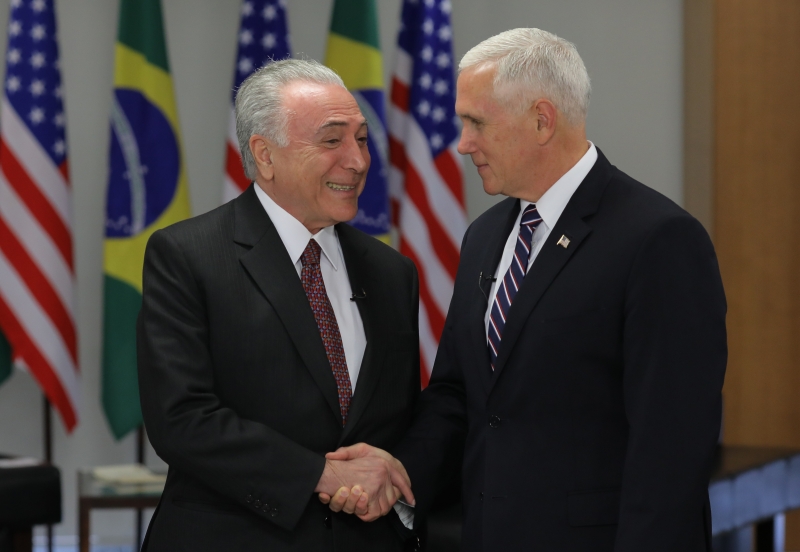 Temer anunciou a assinatura da medida em visita à Brasília do vice-presidente dos EUA, Mike Pence
