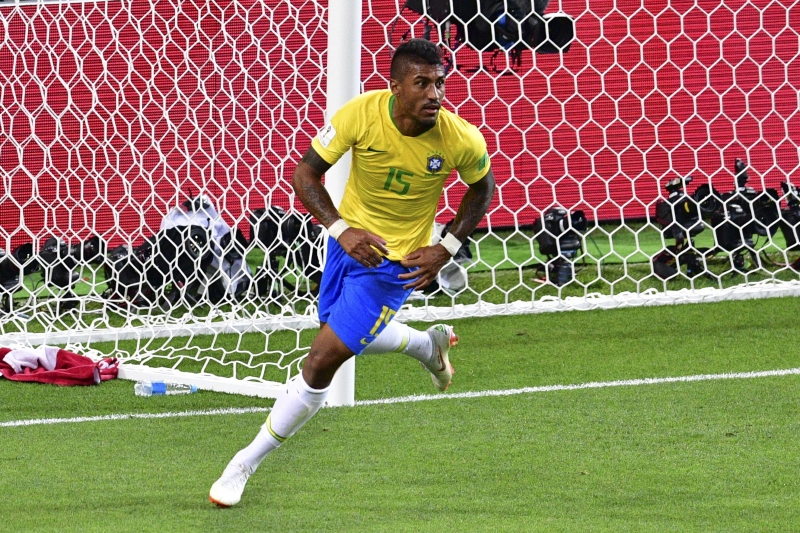 Com gols de Paulinho e Thiago Silva, seleção passa de fase e enfrenta o México nas oitavas