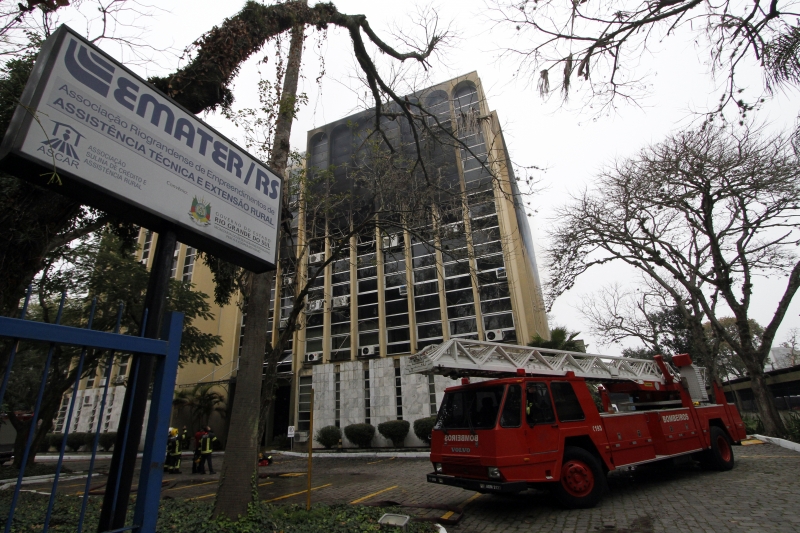 Fogo atingiu o quarto andar onde fica a Comunicação, e bombeiros chegaram rapidamente ao local
