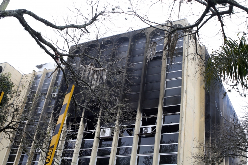 {'nm_midia_inter_thumb1':'https://www.jornaldocomercio.com/_midias/jpg/2018/06/27/206x137/1_mgr270618emater_incendio031-8382469.jpg', 'id_midia_tipo':'2', 'id_tetag_galer':'', 'id_midia':'5b3380a16af97', 'cd_midia':8382469, 'ds_midia_link': 'https://www.jornaldocomercio.com/_midias/jpg/2018/06/27/mgr270618emater_incendio031-8382469.jpg', 'ds_midia': 'Inc&ecirc;ndio na sede da Emater, na rua Botafogo', 'ds_midia_credi': 'MARCELO G. RIBEIRO/JC', 'ds_midia_titlo': 'Inc&ecirc;ndio na sede da Emater, na rua Botafogo', 'cd_tetag': '1', 'cd_midia_w': '800', 'cd_midia_h': '533', 'align': 'Left'}