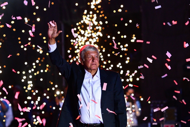 O candidato favorito nas pesquisas, Manuel Lopez Obrador, realizou ontem (27) sua campanha 