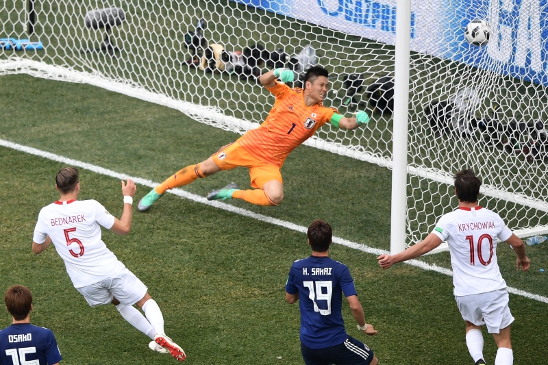 Jan Bednarek  cumprimenta o arqueiro Eiji Kawashima com o tento polonês na meta nipônica