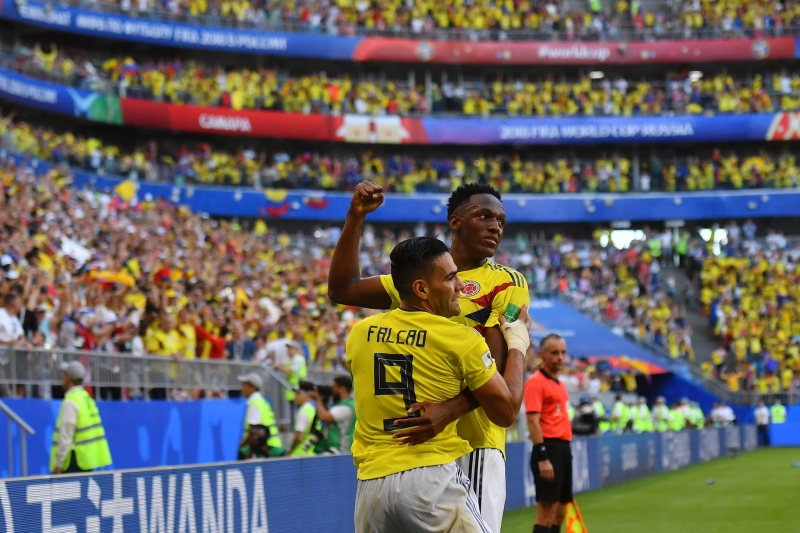 Yerry Mina comemora com Falcão o único tento colombiano na partida