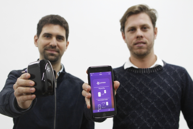 O aparelho, criado por Guilherme e Jonatas, funciona conectado a um app no celular