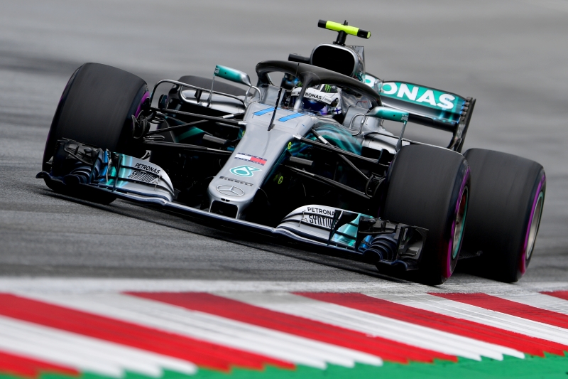 Valtteri Bottas guia o bólido da Mercedes-Benz no Circuito da Áustria