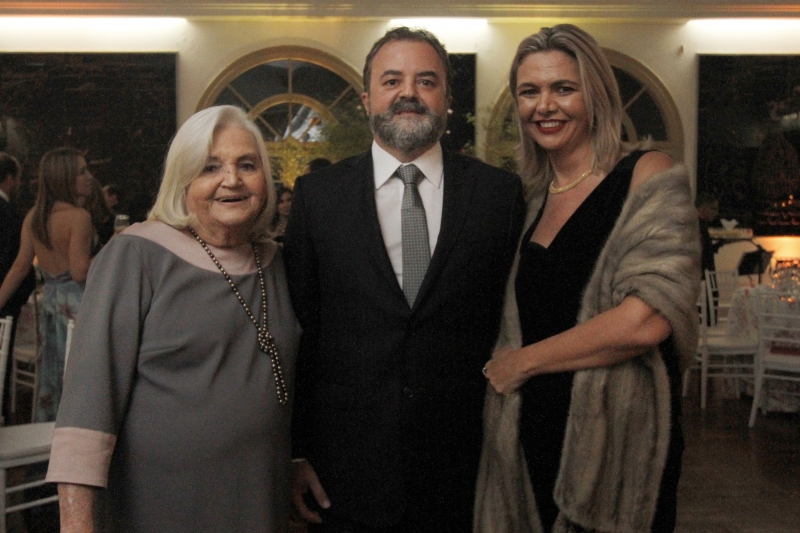Suzana Vergara Martins Costa brindou a data com Cesar e Vivian Vergara Martins Costa 