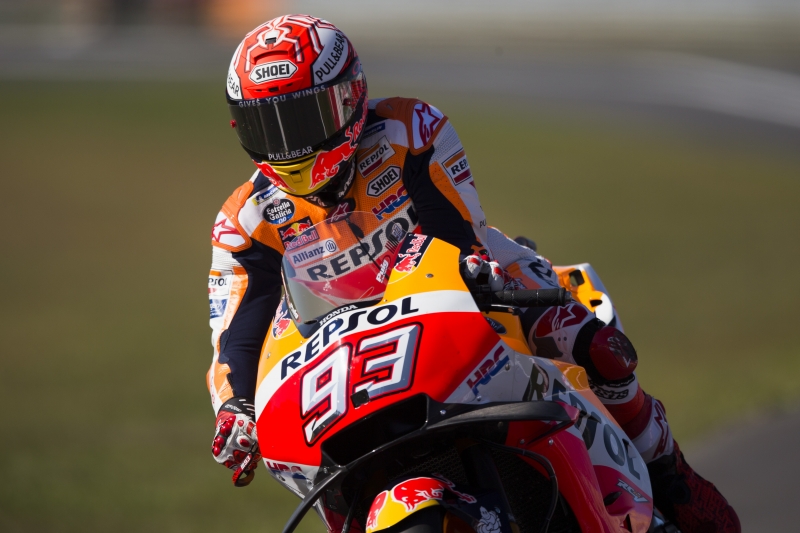 Marc Marquez guia a motocicleta da Honda no Circuito de Assen