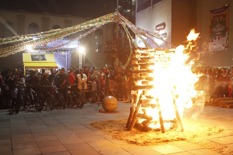 Festa no Total tem fogueira de dois metros de altura, show de forró e atrações culturais