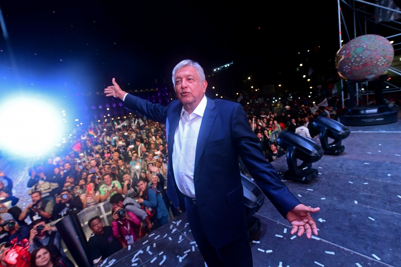 Presidente eleito (foto) deve ter cerca de 53% dos votos, contra 22% do conservador Ricardo Anaya