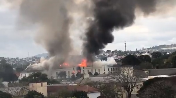 Labaredas de fogo e fumaça que se saíam do prédio do batalhão podiam ser avistados de longe
