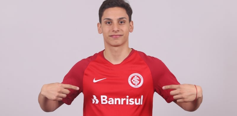 Argentino posa com a camiseta do Internacional