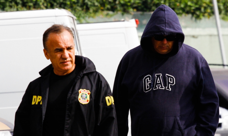 Daurio Speranzini, da GE, é conduzido por agente da Polícia Federal 