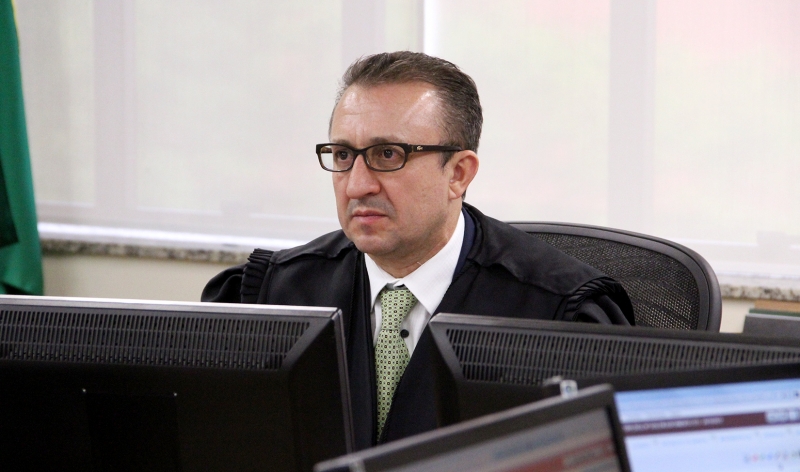 Favreto acatou habeas corpus impetrado por deputados petistas, mas foi desautorizado por Flores