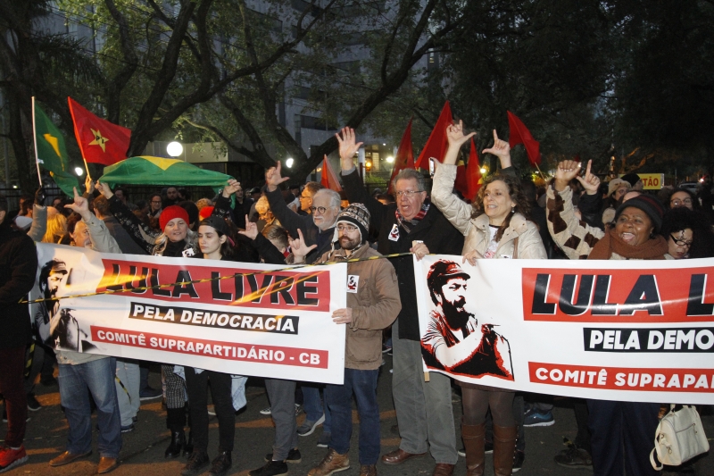 Na Capital, lulistas fizeram mobilização em frente ao TRF-4 