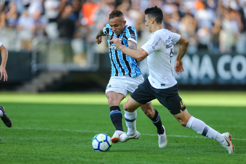 Os gaúchos marcaram no começo do primeiro tempo, mas acabaram perdendo por 2 a 1