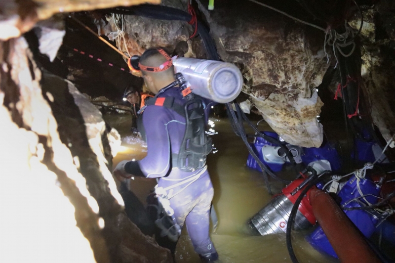 Em operação arriscada, meninos tiveram de mergulhar na caverna alagada, acompanhados por especialistas
