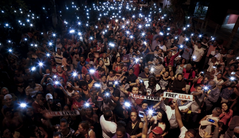 Milhares de apoiadores de Lula protestaram pela sua libertação em São Bernardo do Campo no domingo