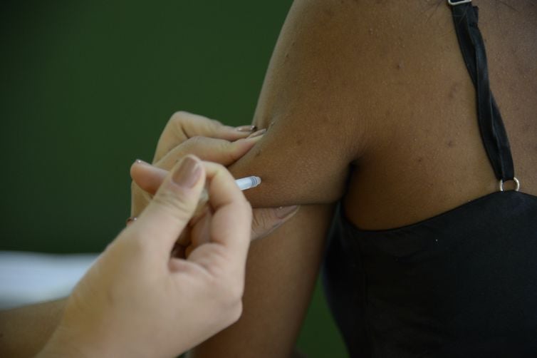 A rede pública de saúde oferece a vacina contra o tipo C