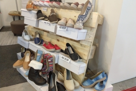 Um pallet que n�o era mais usado no JC virou prateleira do estande