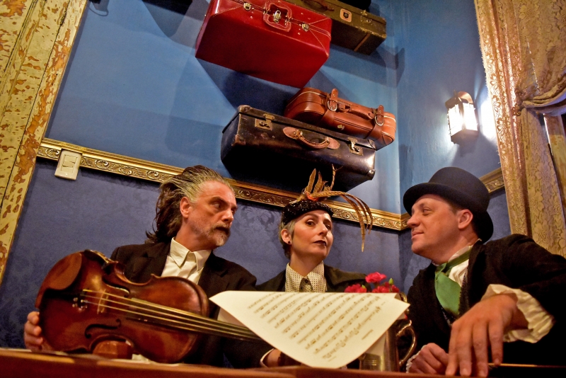 Apresentação é conduzida pelo maestro Evandro Matté e pelos músicos Hique Gomez (e) e Simone Rasslan