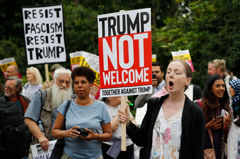 Em protesto, britânicos mostram que norte-americano não é bem-vindo
