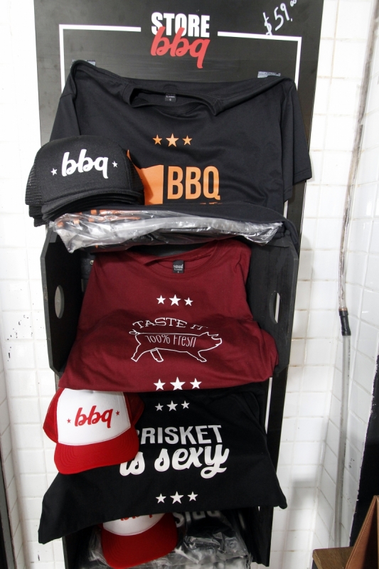 Pauta sobre neg&oacute;cios que s&atilde;o "v&aacute;rios em um", para o Gera&ccedil;&atilde;oE. No Market BBQ, com Jonathan Camara. 
Fotos da fachada e detalhes da loja. Foto: MARCELO G. RIBEIRO/JC