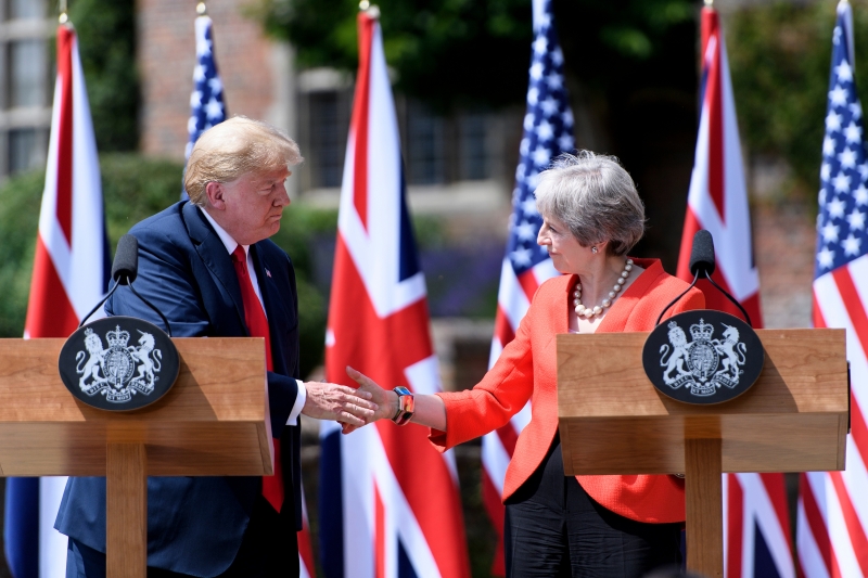 Trump teceu elogios a rival da primeira-ministra, criticou prefeito de Londres e se envolveu em gafe com rainha