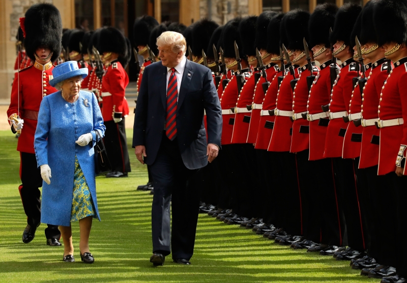 Presidente americano foi recebido com uma banda militar pela rainha ao chegar ao castelo