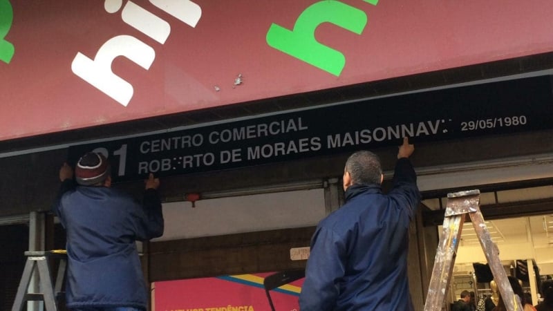 {'nm_midia_inter_thumb1':'https://www.jornaldocomercio.com/_midias/jpg/2018/07/13/206x137/1_37064479_1791405060946912_4045150458803650560_n-8404362.jpg', 'id_midia_tipo':'2', 'id_tetag_galer':'', 'id_midia':'5b49242239350', 'cd_midia':8404362, 'ds_midia_link': 'https://www.jornaldocomercio.com/_midias/jpg/2018/07/13/37064479_1791405060946912_4045150458803650560_n-8404362.jpg', 'ds_midia': 'Nova fachada do Hipo F&aacute;bricas foi retirada ap&oacute;s press&atilde;o da imprensa', 'ds_midia_credi': 'CRISTIANE GODOI/DIVULGA&Ccedil;&Atilde;O/JC', 'ds_midia_titlo': 'Nova fachada do Hipo F&aacute;bricas foi retirada ap&oacute;s press&atilde;o da imprensa', 'cd_tetag': '1', 'cd_midia_w': '800', 'cd_midia_h': '450', 'align': 'Left'}