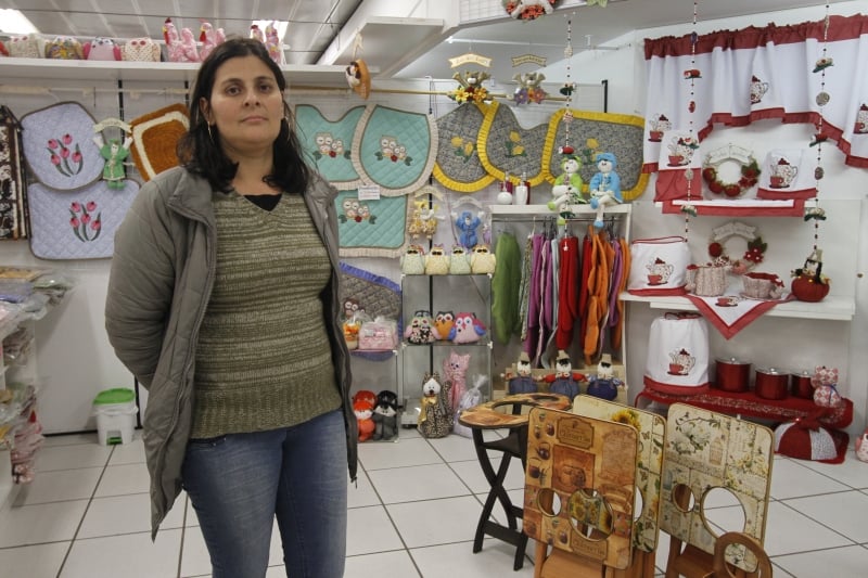 {'nm_midia_inter_thumb1':'https://www.jornaldocomercio.com/_midias/jpg/2018/07/13/206x137/1_lp_130718___hipo__13_-8404226.jpg', 'id_midia_tipo':'2', 'id_tetag_galer':'', 'id_midia':'5b491995ac90f', 'cd_midia':8404226, 'ds_midia_link': 'https://www.jornaldocomercio.com/_midias/jpg/2018/07/13/lp_130718___hipo__13_-8404226.jpg', 'ds_midia': 'Encerramento das atividades do Hipo F&aacute;bricas.  Na foto: Cristiane Godoi Fraga da Silva', 'ds_midia_credi': 'LUIZA PRADO/JC', 'ds_midia_titlo': 'Encerramento das atividades do Hipo F&aacute;bricas.  Na foto: Cristiane Godoi Fraga da Silva', 'cd_tetag': '1', 'cd_midia_w': '800', 'cd_midia_h': '533', 'align': 'Left'}