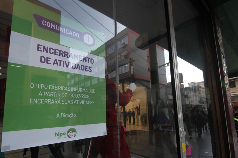 Cartaz na fachada envidraçada comunica aos consumidores do fechamento da operação  