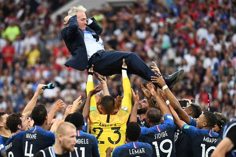 Campeão como jogador e treinador, Didier Deschamps foi enaltecido por seus comandados