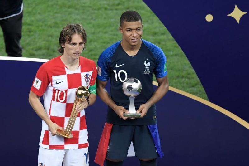 Luka Modric e Kylian Mbappe com os troféus de destaques da competição