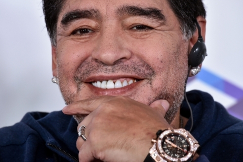 Maradona precisou ser sedado para não abandonar hospital, diz médico