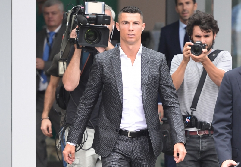 Cristiano Ronaldo (C) enfrentou problemas com a Fazenda da Espanha, que adota uma das legislações mais rígidas na área tributária