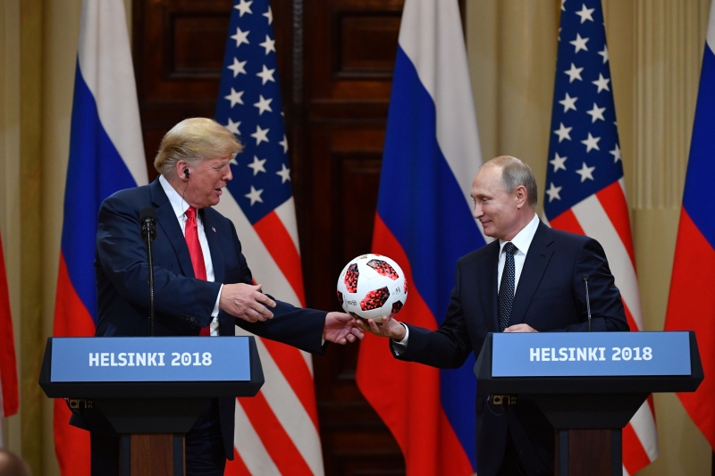 Líder russo (d) entregou uma bola da Copa para o norte-americano
