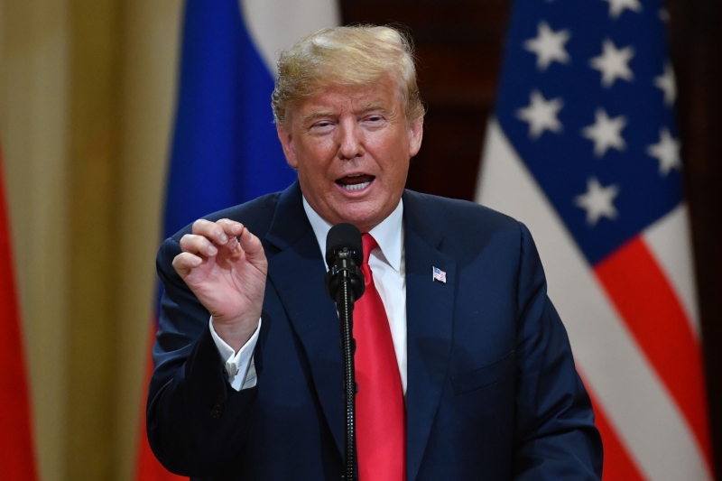 Trump provocou repreensões generalizadas por parecer estar ao lado do líder russo