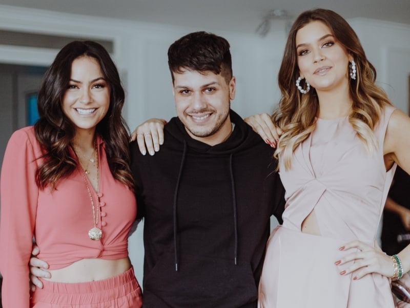 Dudu Rodrigues, diretor criativo da WT.AG, com Luciana e Marcela Tranchesi