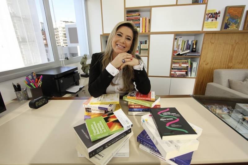 Psicóloga Deise Nicola forma pessoas interessadas em trabalhar no ramo  Foto: MARCO QUINTANA/JC