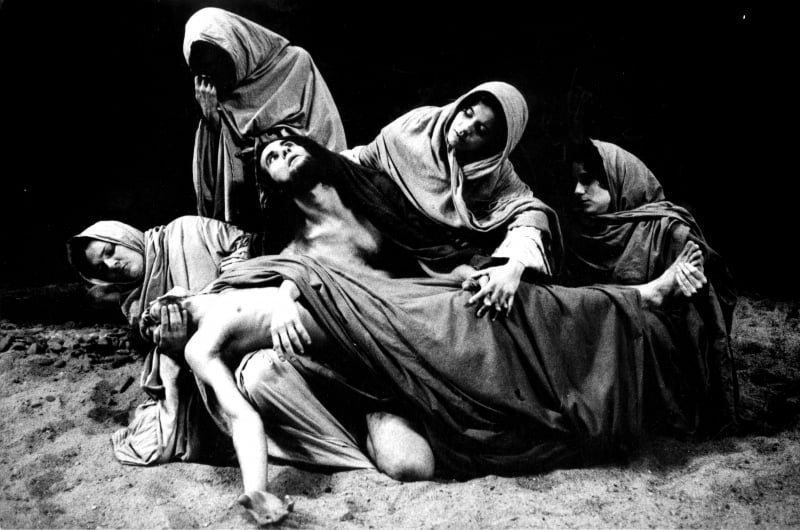 Ói Nóis Aqui Traveiz em cena de Antígona - Ritos de paixão e morte (1990)