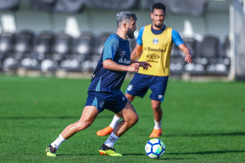 Em 2017, Douglas rompeu o ligamentos do joelho por duas vezes e não conseguiu retomar ritmo de jogo