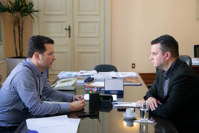 Segundo Orestes (d), o convite teria partido do prefeito da capital, Nelson Marchezan Júnior (e)