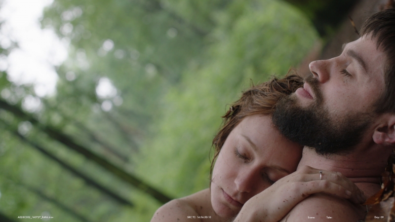 Alguma coisa assim apresenta casal de amigos em três momentos ao longo de uma década