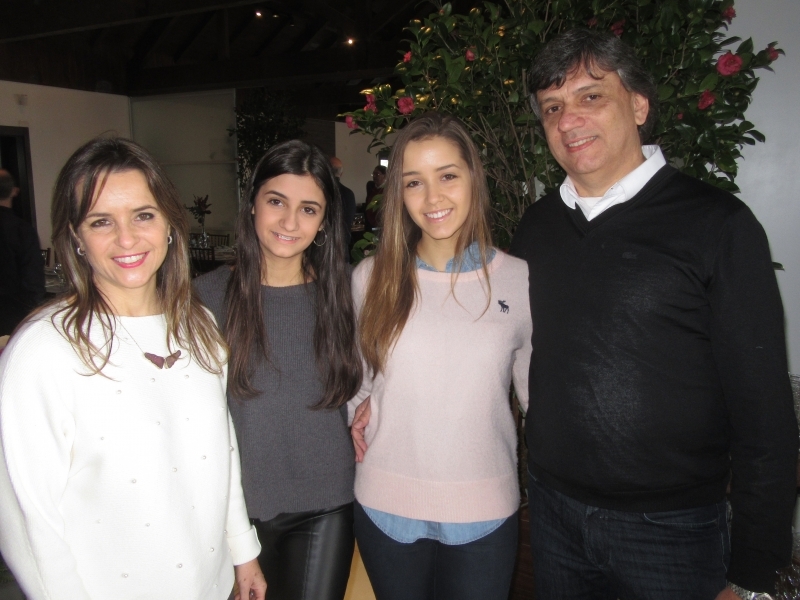 Margot e Antônio Cesa Longo com as filhas Isabela e Vittória recepcionando os convidados 